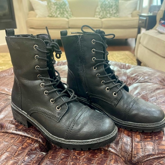 Universal Thread Shoes - Women’s Black Combat Boots with zipper, 8